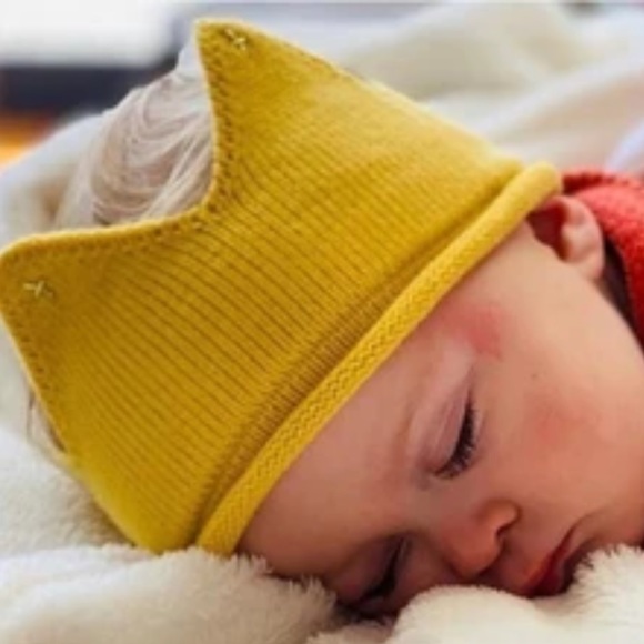 New Without Tags NEWBORN BABY Knitted Crowns, photo prop, different colours - Picture 2 of 12